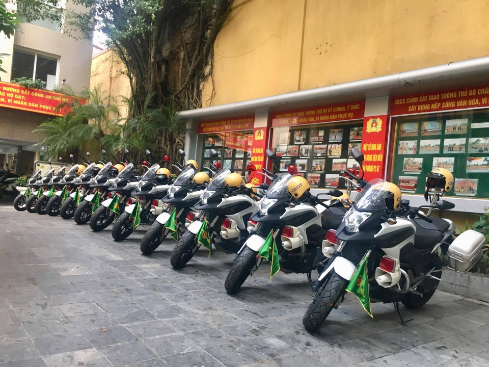 Dàn xe “đặc chủng” của CSGT Hà Nội dẫn các đoàn nguyên thủ dự APEC - 4 Dàn xe “đặc chủng” của CSGT Hà Nội dẫn các đoàn nguyên thủ dự APEC - 4