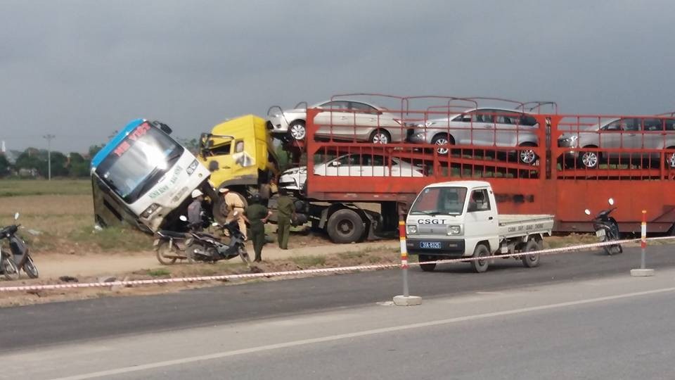 Xe đầu kéo "ủn" xe khách xuống vệ đường, nhiều hành khách la hét - 1 Xe đầu kéo "ủn" xe khách xuống vệ đường, nhiều hành khách la hét - 1