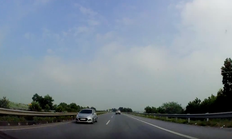 Ô tô chạy ngược chiều trên cao tốc suốt 5km - 1 Chiếc xe đi ngược chiều trên cao tốc Nội Bài - Lào Cai