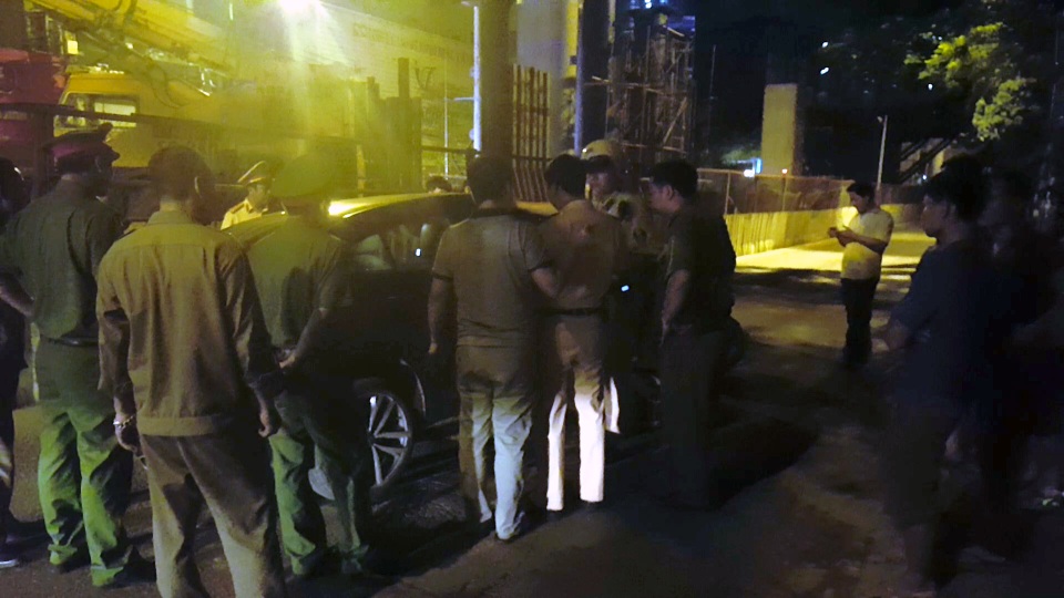 Chiếc xe điên bỏ chạy từ đường Thanh Niên đến đường Cầu Giấy thì bị chặn dừng.