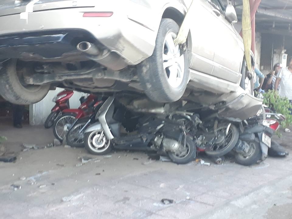Chiếc xe ô tô đè bẹp nhiều xe máy