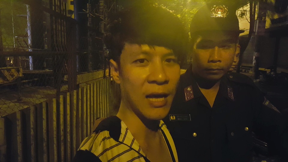 Thanh niên cầm lái bị cảnh sát khống chế.