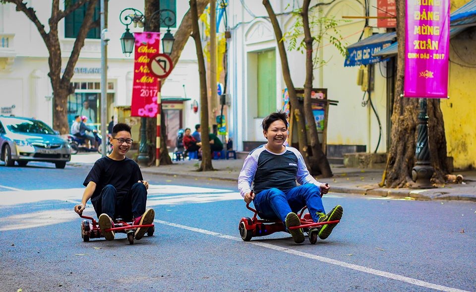 Xe điện mini tung hoành trên phố đi bộ cuối tuần - 3 Các bạn trẻ thi chạy xe điện cải tiến trên phố đi bộ