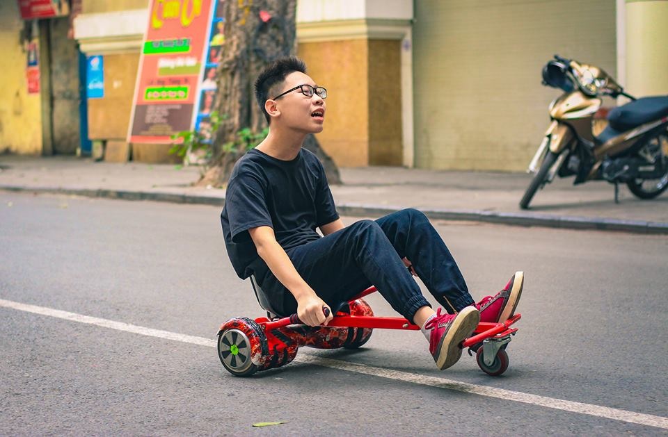 Xe điện mini tung hoành trên phố đi bộ cuối tuần - 4 Điều khiển xe điện mà không có thiết bị bảo hộ gây nguy hiểm cho người chơi