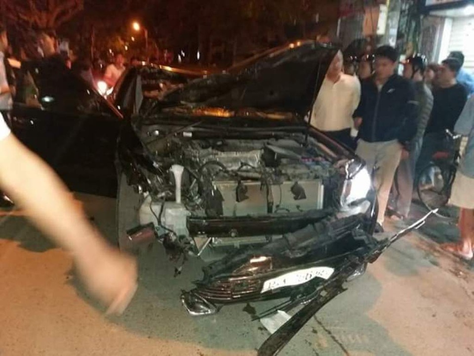 Xe Camry gây tai nạn liên hoàn: Vợ tài xế gào khóc xin lỗi - 2 Xe Camry gây tai nạn liên hoàn: Vợ tài xế gào khóc xin lỗi - 2