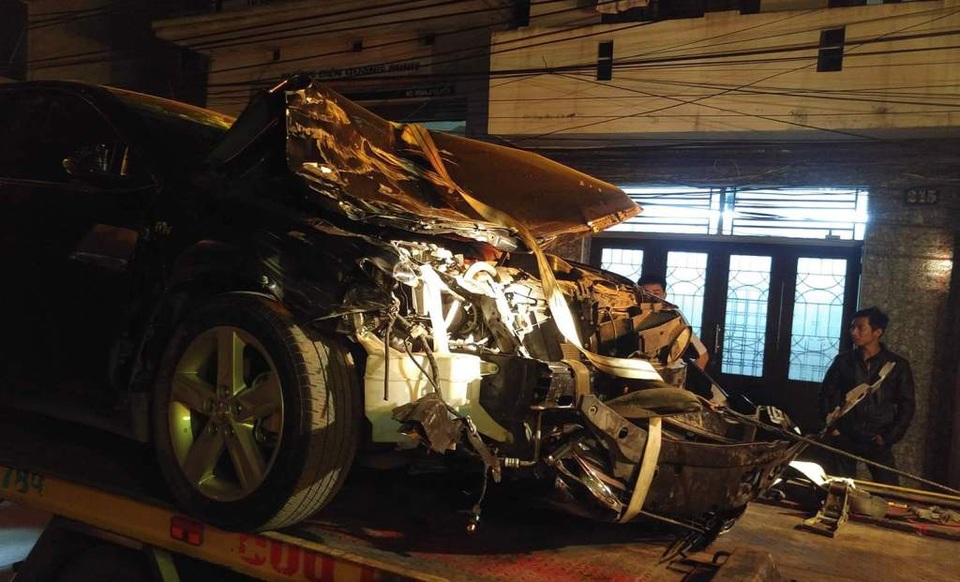 Xe Camry gây tai nạn liên hoàn, tài xế bị hàng chục người đuổi đánh - 2
Chiếc xe nát bét đầu sau khi gây ra hàng loạt vụ tai nạn (ảnh: Thu Hằng)