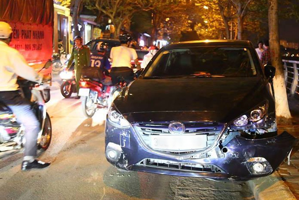 Hà Nội: Ô tô đâm hàng loạt xe máy, 1 học sinh trọng thương - 2 Hiện trường vụ tai nạn.