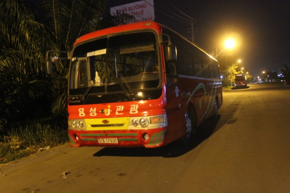 Xe đưa rước công nhân gây tai nạn rồi bỏ chạy - 2 Chiếc xe khách đưa rước công nhân gây tai nạn