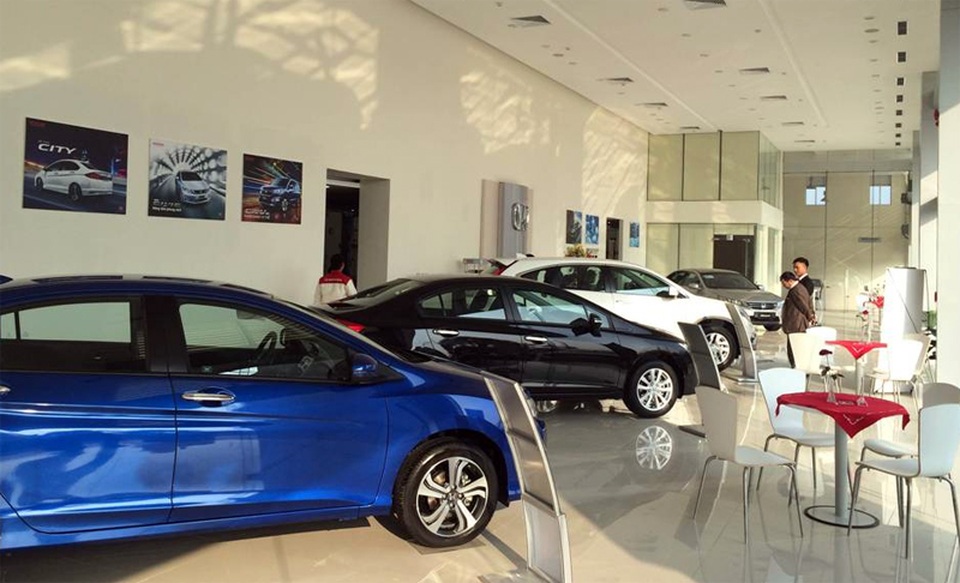 Điều chưa từng có trên thị trường ô tô: Ngưng trệ chờ biến mới - 2
Nhiều khách hàng chờ đợi giá xe giảm thêm