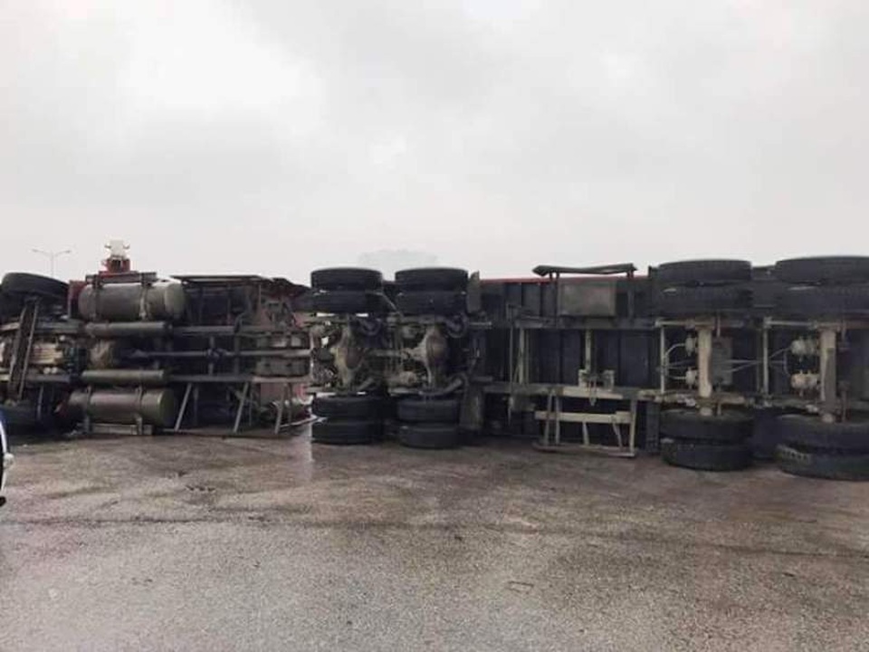 
Vụ lật xe container vào chiều 7/4/2017 tại đường vòng xuống Cầu Rào 2, quận Lê Chân, thành phố Hải Phòng (ảnh: Thu Hằng)
