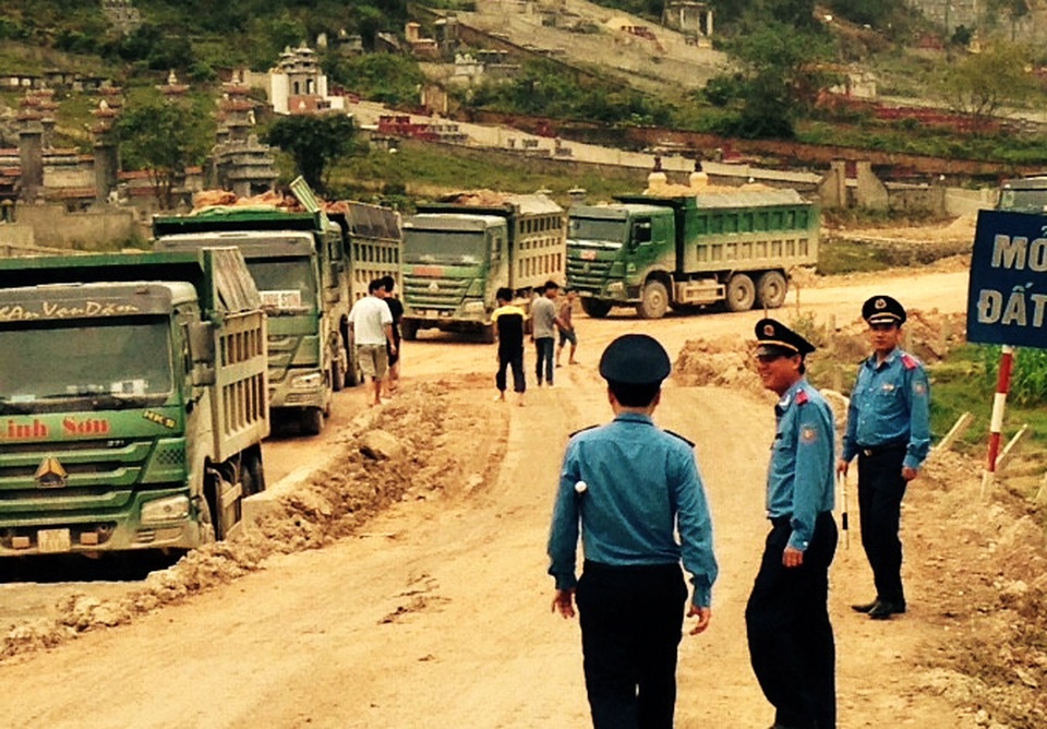 Hàng chục xe tải lùi vào bãi "trốn" thanh tra giao thông - 3 ... khi gặp lực lượng thanh tra Sở GTVT Nghệ An đã lùi lại vào khu vực do đơn vị khai thác đất quản lý.