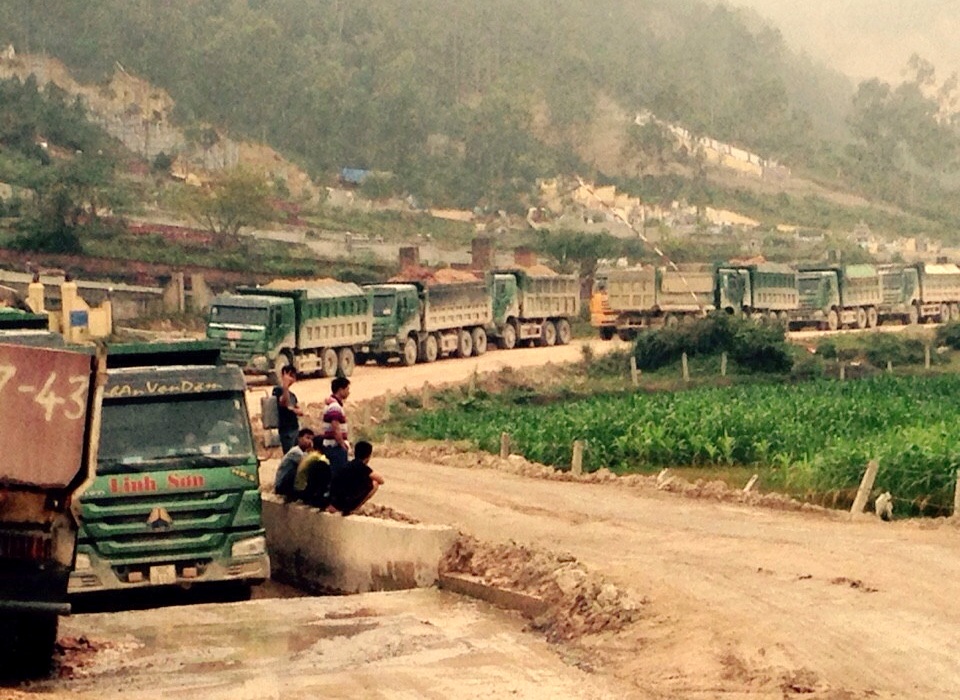 Hàng chục xe tải lùi vào bãi "trốn" thanh tra giao thông - 2 Dãy xe chở quá tải trọng đang lưu thông từ đường nội bộ thuộc khu vực mỏ đất...