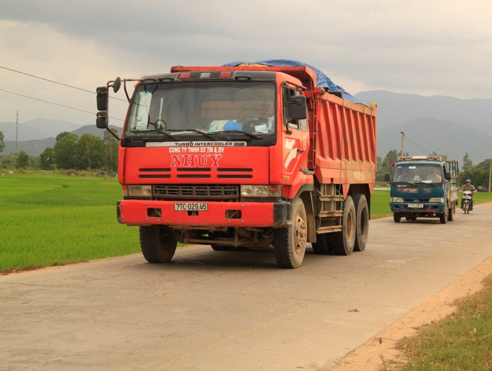 Bình Định: Dân tố doanh nghiệp khai thác vô tội vạ, ảnh hưởng đến đời sống - 9 Xe chở cát có ngọn vô tư chạy trên QL 19B đoạn qua thị trấn Phú Phong (huyên Tây Sơn)