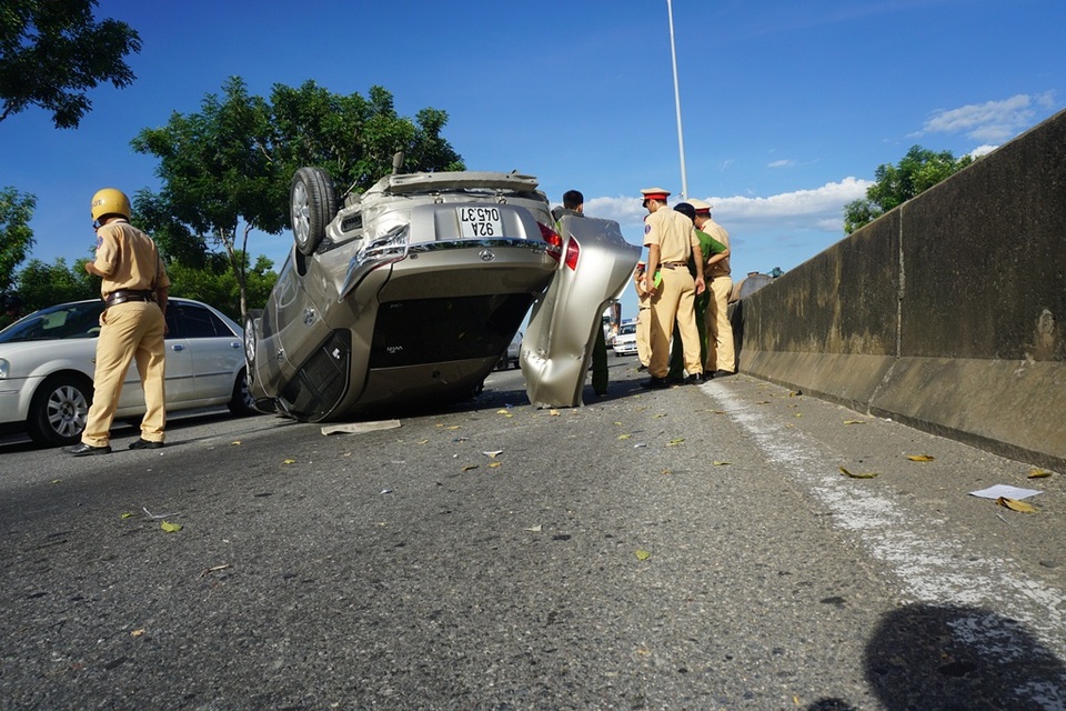 Và bị hư hỏng nặng sau va chạm với xe đầu kéo