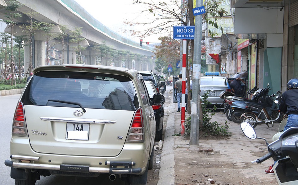 Hàng loạt ô tô đõ dưới lòng đường trên phố Yên Lãng.