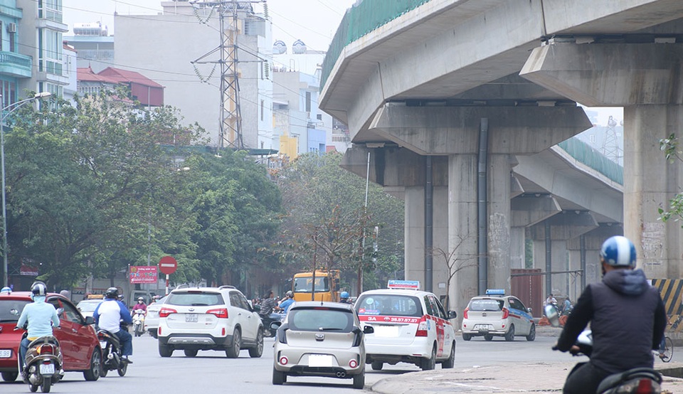 
Tình trạng tương tự xảy ra tại suốt dọc tuyến phố này...
