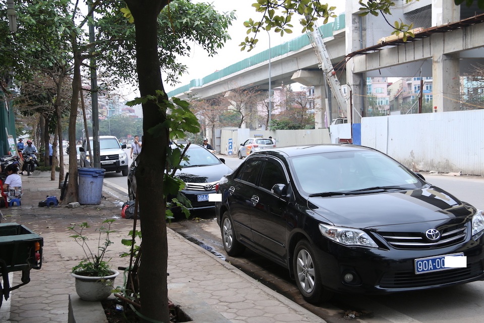 
Theo nghi nhận của phóng viên trên tuyến phố Hoàng Cầu, Yên Lãng... (quận Đống Đa, Hà Nội) vẫn có hàng chục ô tô đỗ dừng dưới lòng đường. Hình ảnh này ghi lại hai chiếc ô tô mang biển xanh đỗ dưới lòng đường trước cửa một quán ăn.
