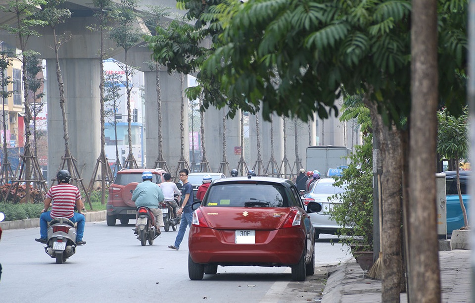 Hà Nội: Vỉa hè, lòng đường lại chật cứng "xế hộp" biển xanh, biển trắng - 11