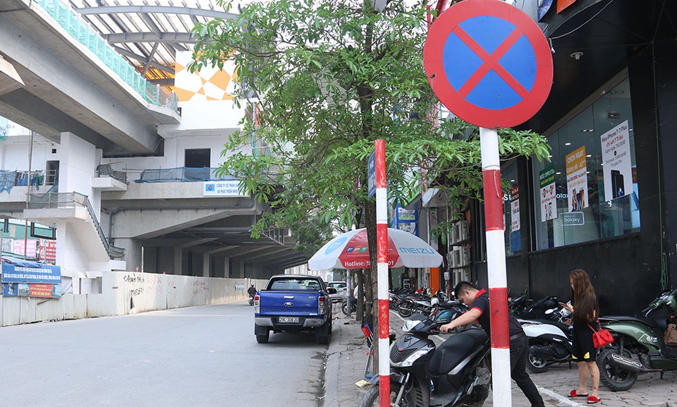 Ô tô dừng đỗ dưới lòng đường bất chấp biển cấm