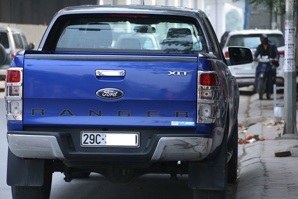 Hà Nội: Vỉa hè, lòng đường lại chật cứng "xế hộp" biển xanh, biển trắng - 6