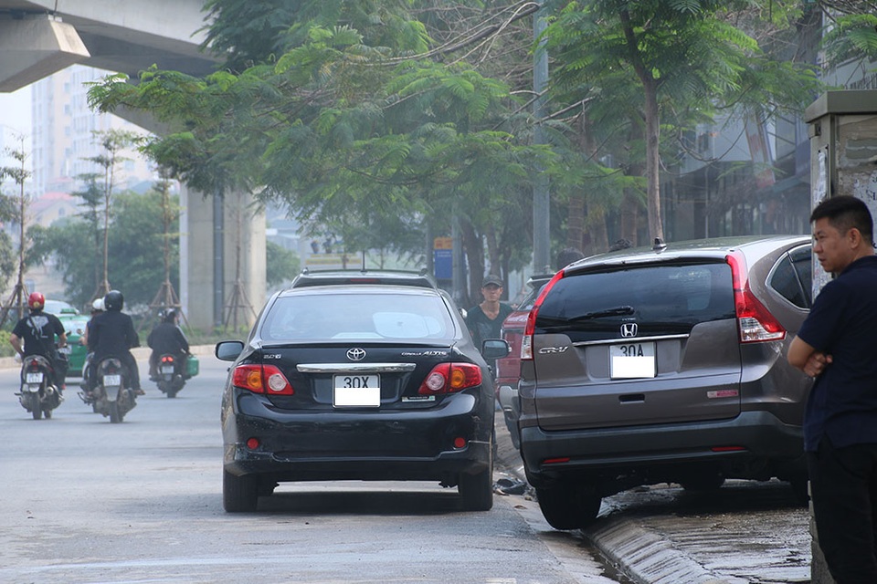 Hà Nội: Vỉa hè, lòng đường lại chật cứng "xế hộp" biển xanh, biển trắng - 10