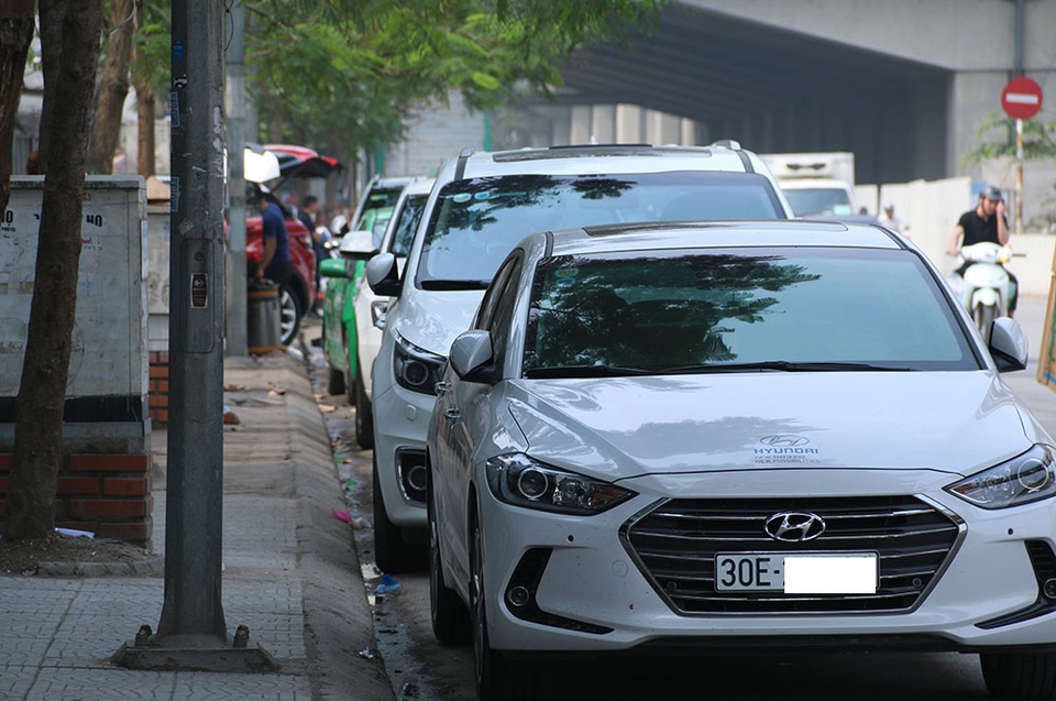 
Còn hình ảnh này ghi lại trên phố Hoàng Cầu, trước lối vào Học viện Âm nhạc Quốc gia.
