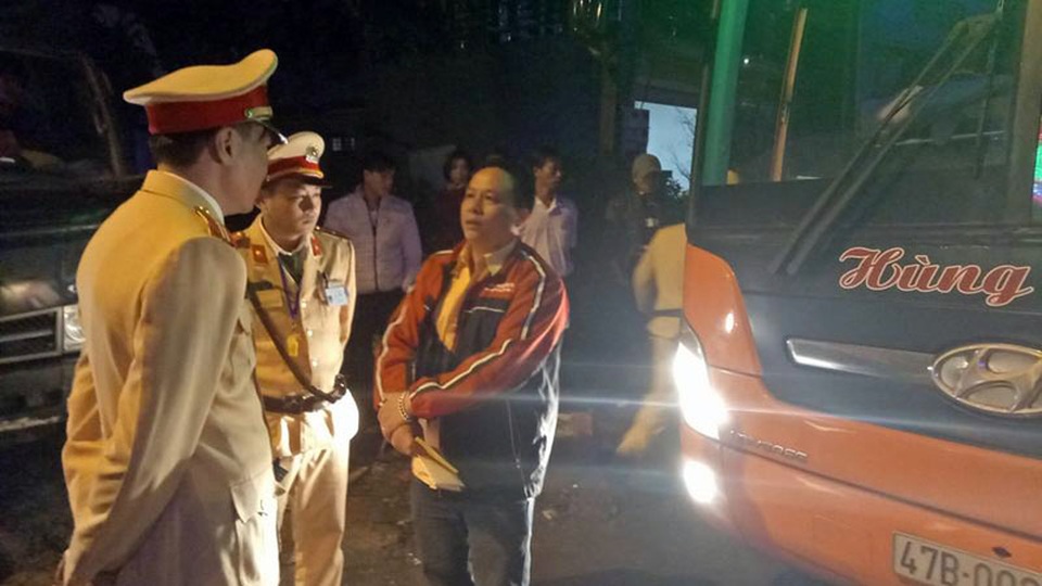 Thót tim cảnh xe chở hàng chục người phóng ẩu, lạng lách trên quốc lộ - 1 Chiếc xe khách chỉ dừng lại hành vi chạy ẩu khi bị lực lượng CSGT Công an huyện Cẩm Xuyên chặc lại xử lí vì hành vi vượt đèn đỏ.