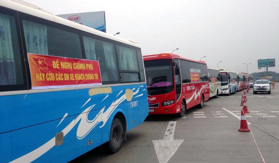 Vụ phản đối phân luồng tuyến: Cẩu 3 xe khách khỏi cao tốc - 1 Hàng dài xe khách bị chặn dừng trên cao tốc Pháp Vân - Cầu Giẽ sáng 28/2.