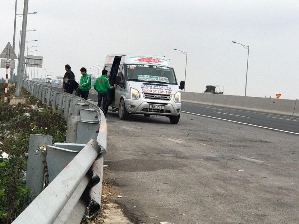 Lập “bến xe dù” trên cao tốc, nhà xe vi phạm bị thanh tra toàn diện - 1
Các xe nhỏ bắt khách rồi lên cao tốc dừng lại chờ các xe 45 chỗ ngồi để trao đổi, sang khách
