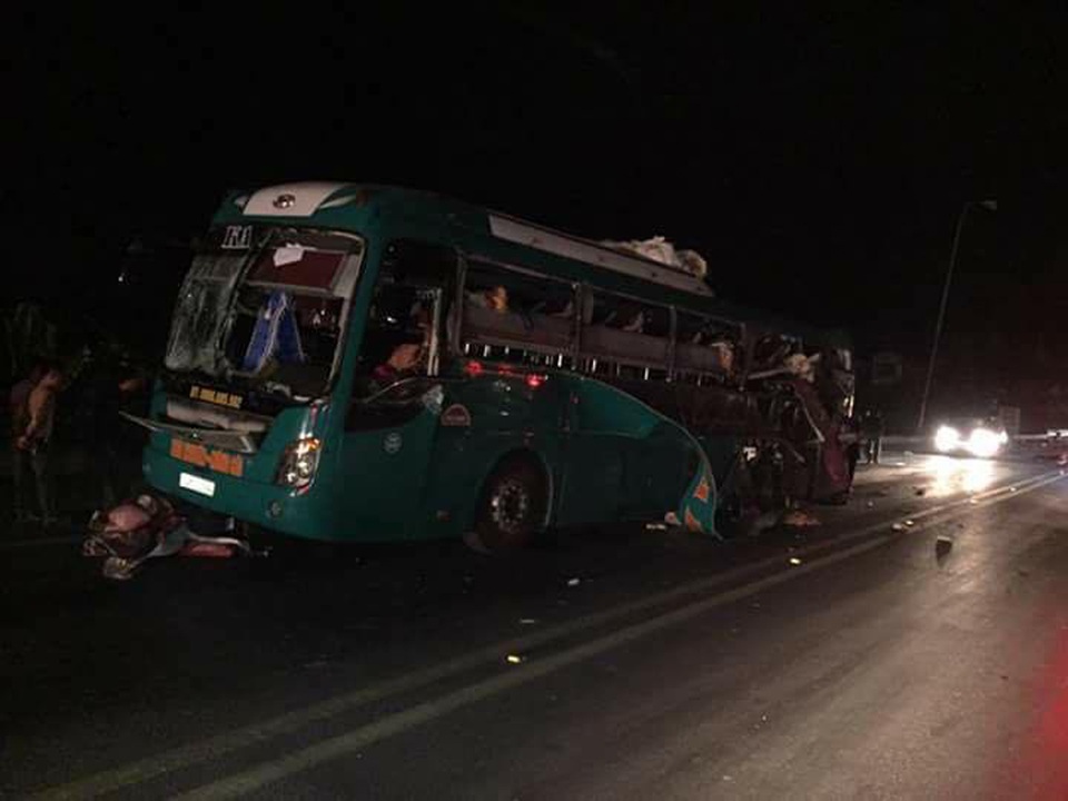 Xe khách nổ kinh hoàng, 2 người chết, 12 người bị thương - 2
Vụ tai nạn làm 2 người tử vong tại chỗ (Ảnh: Otofun)