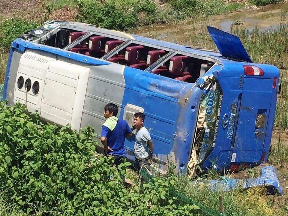 Hành khách đã đập cửa kính bên hông để thoát ra