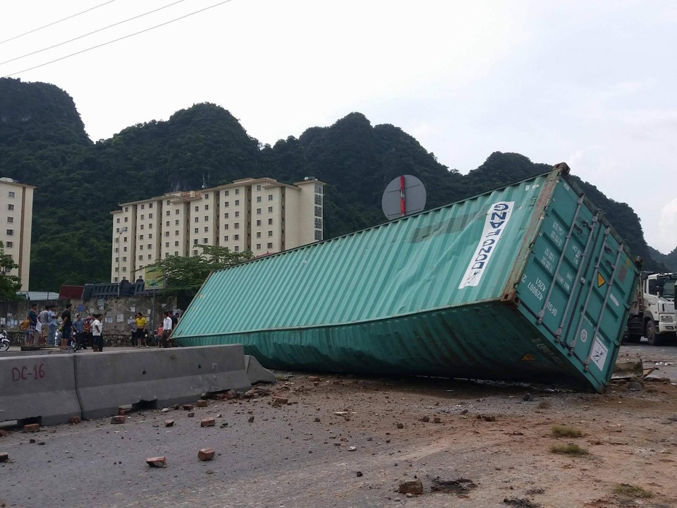 Xe container lật ngang đường, tài xế nguy kịch - 3
Thùng container chắn ngang đường