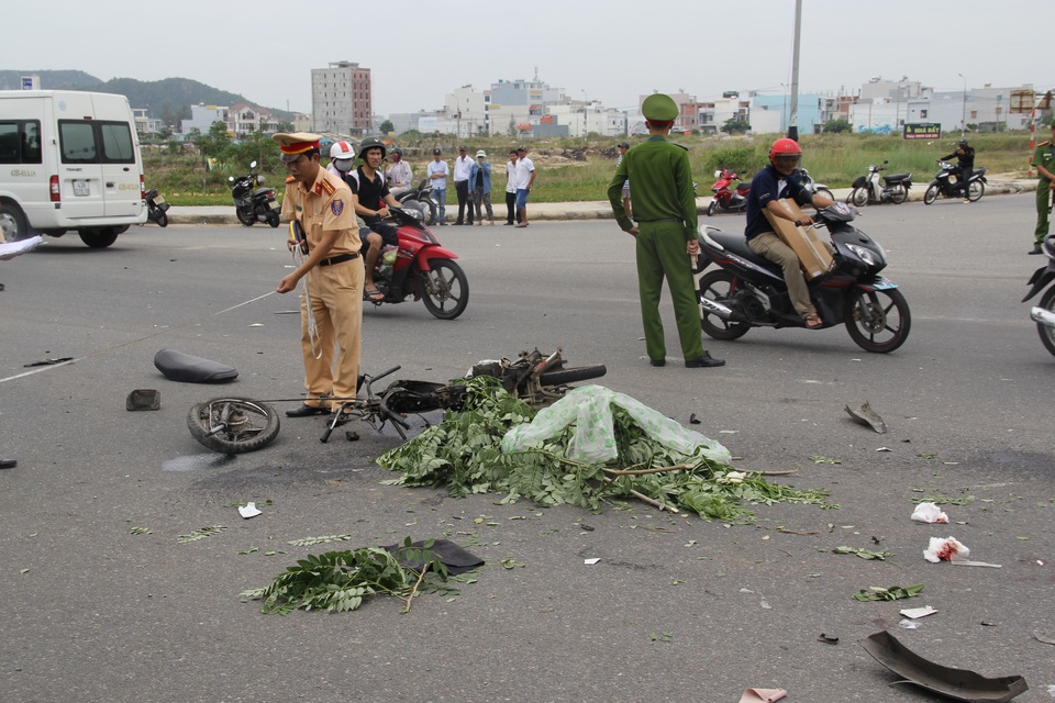 Ô tô nằm “phơi bụng” sau va chạm với xe máy - 2 Còn xe máy bị biến dạng hoàn toàn sau cú va chạm