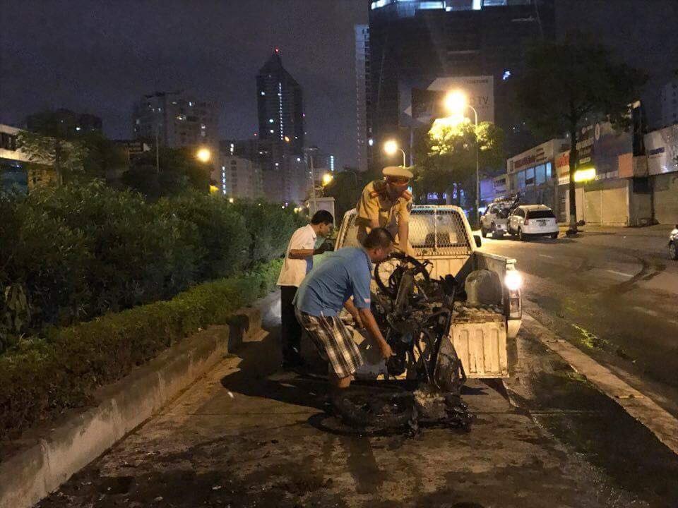 Hà Nội: CRV kéo lê xe máy, 2 xe cùng bốc cháy - 1 Xe máy bị cháy rụi hoàn toàn.