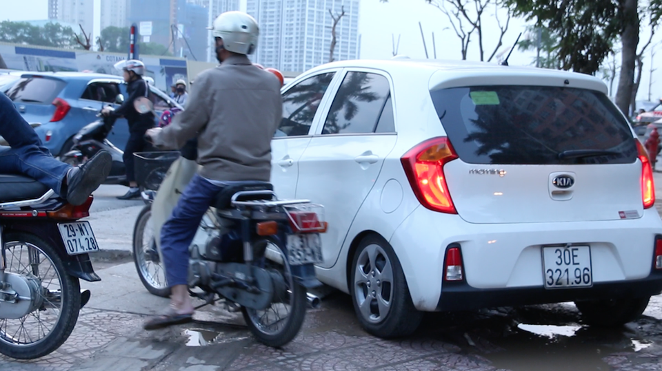 Hà Nội: Vỉa hè chật cứng ô tô, xe máy trong chiến dịch giành lại vỉa hè - 5
Không chỉ có xe máy, nhiều ô tô cũng coi vỉa hè như đường để đi. Chiếc ô tô này chạy dọc vỉa hè phố Lê Văn Lương sau đó rẽ ngang để sang đường.