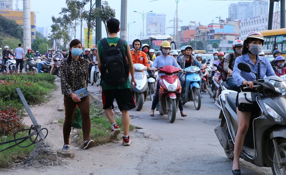 Hà Nội: Vỉa hè chật cứng ô tô, xe máy trong chiến dịch giành lại vỉa hè - 7
Tại tuyến phố này, vỉa hè cao hơn so với mặt đường gần 20cm, nhưng các chủ phương tiện vẫn cố lao lên.