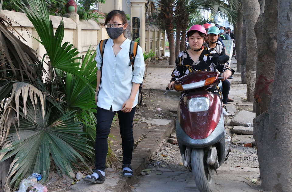 Hà Nội: Vỉa hè chật cứng ô tô, xe máy trong chiến dịch giành lại vỉa hè - 6
Hình ảnh ghi nhận tại đường Phạm Văn Đồng. Hàng trăm phương tiện nối đuôi nhau cày nát vỉa hè.