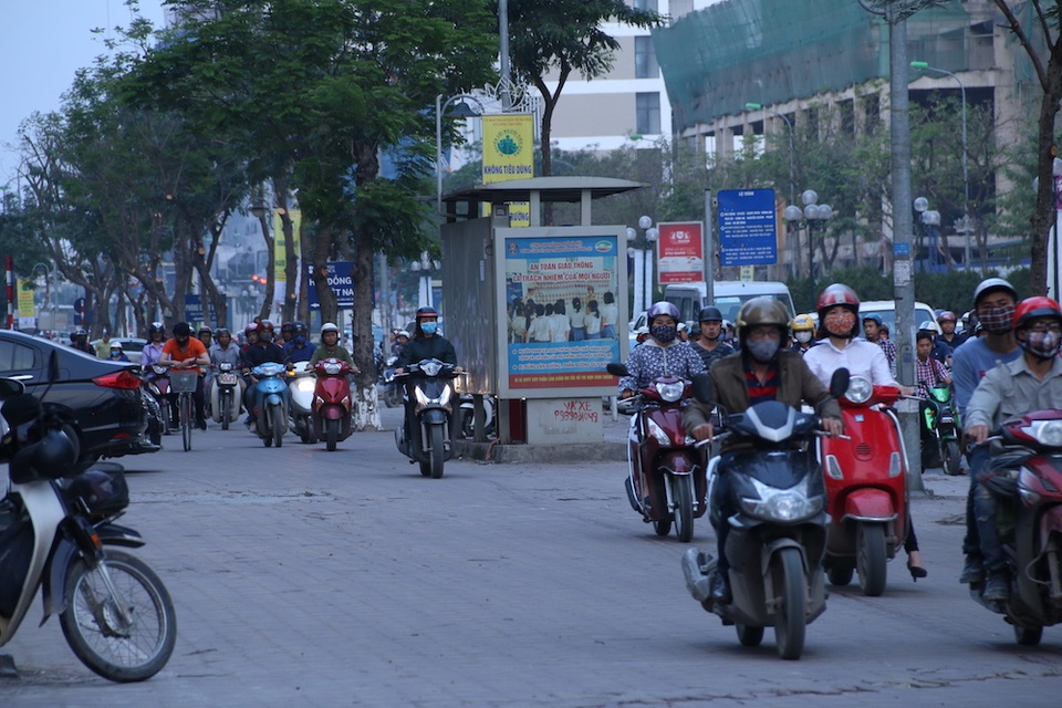 Hà Nội: Vỉa hè chật cứng ô tô, xe máy trong chiến dịch giành lại vỉa hè - 4
Nhìn những hình ảnh này chắc nhiều người không thể nhận ra đâu là vỉa hè dành riêng cho người đi bộ.