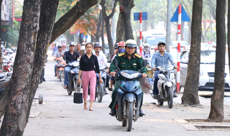 Hà Nội: Vỉa hè chật cứng ô tô, xe máy trong chiến dịch giành lại vỉa hè - 1
Cuộc chiến giành vỉa hè cho người đi bộ, lập lại trật tự đô thị tại Hà Nội rõ ràng còn rất nhiều gian nan. Hình ảnh trên đây có thể bắt gặp tại rất nhiều tuyến phố, vào các khung giờ cao điểm.