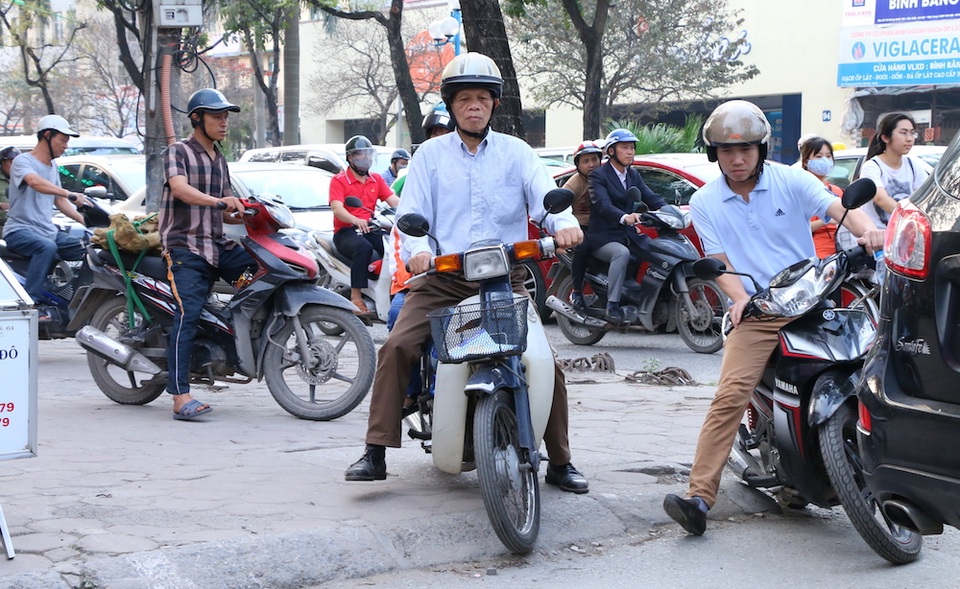 Hà Nội: Vỉa hè chật cứng ô tô, xe máy trong chiến dịch giành lại vỉa hè - 2
“Lao” xe lên vỉa hè để giành đường đi gần như trở thành thói quen của nhiều người mỗi khi tham gia giao thông vào giờ cao điểm.