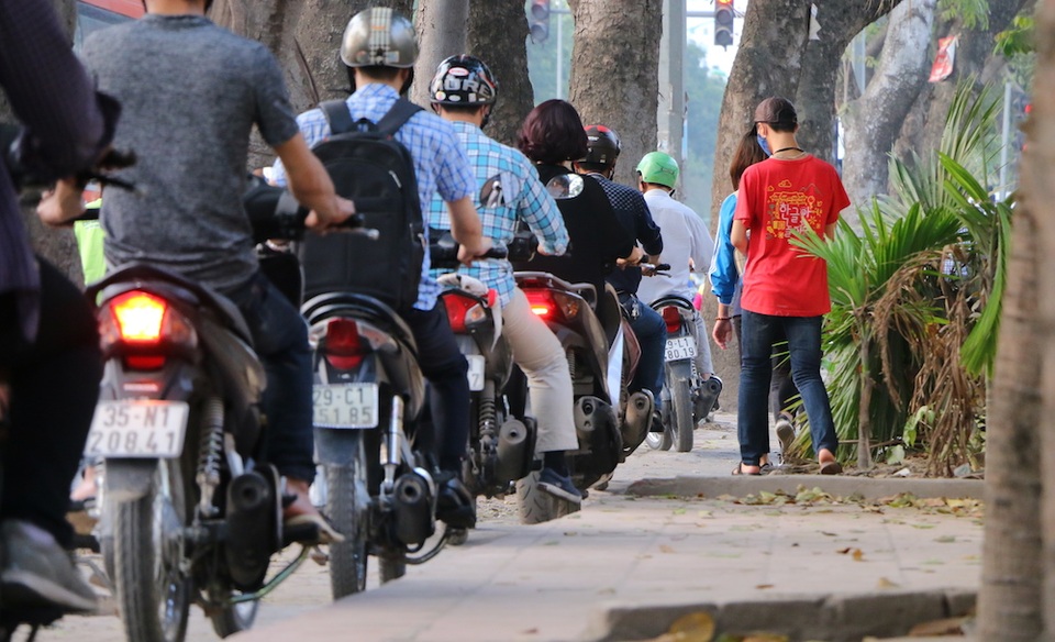 Hà Nội: Vỉa hè chật cứng ô tô, xe máy trong chiến dịch giành lại vỉa hè - 3
Hình ảnh dòng xe máy tràn lên vỉa hè, giành hết không gian của người đi bộ.