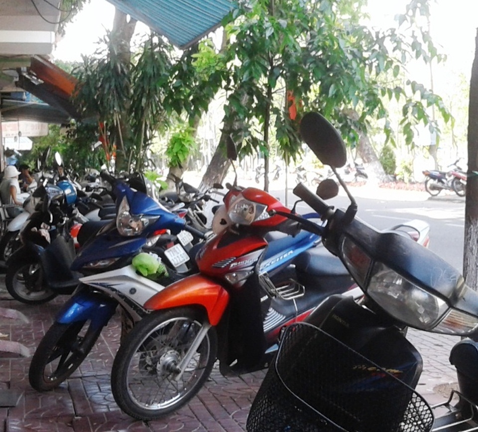 Bắt nóng 3 nghi can trộm xe máy đem vào TPHCM tiêu thụ - 1 Các đối tượng lợi dụng sự hớ hênh của bị hại để phá khóa lấy trộm xe máy từ các tỉnh miền Trung rồi đưa vào TP. Hồ Chí Minh tiêu thụ