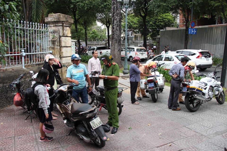 TPHCM xử phạt hơn 100 xe máy leo vỉa hè - 2
Nhiều phương tiện vi phạm bị lập biên bản xử lý