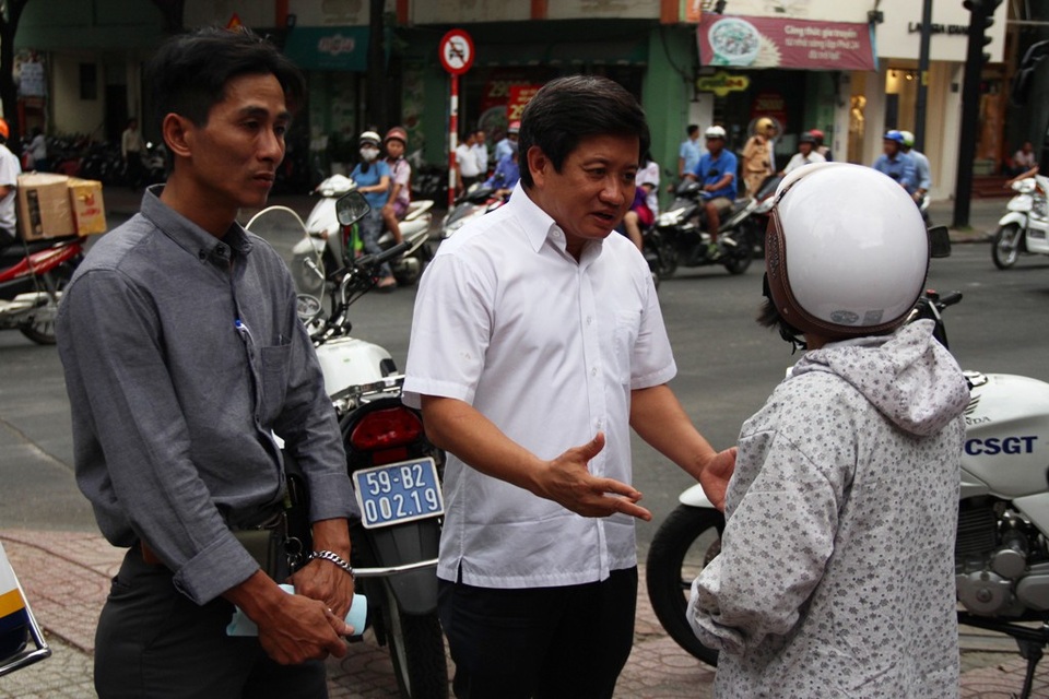 TPHCM xử phạt hơn 100 xe máy leo vỉa hè - 3
Phó Chủ tịch UBND quận 1 Đoàn Ngọc Hải không chấp nhận lời nài nỉ xin tha của người vi phạm