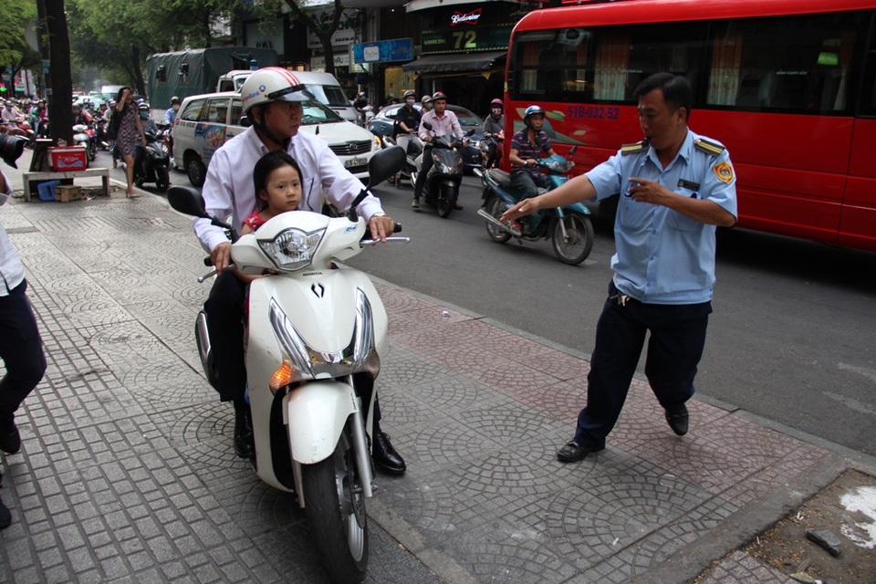 TPHCM xử phạt hơn 100 xe máy leo vỉa hè - 1
Một người đàn ông đi xe máy trên vỉa hè bị lực lượng chức năng yêu cầu dừng xe