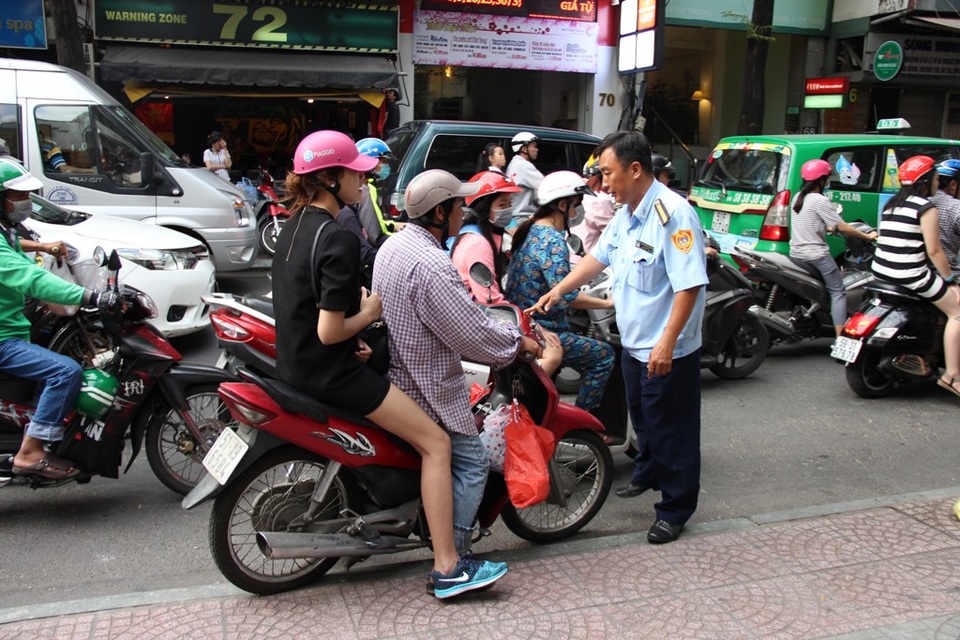 TPHCM xử phạt hơn 100 xe máy leo vỉa hè - 5 Người đàn ông chạy xe xuống lòng đường và cho rằng mình không vi phạm khi bị yêu cầu dừng xe