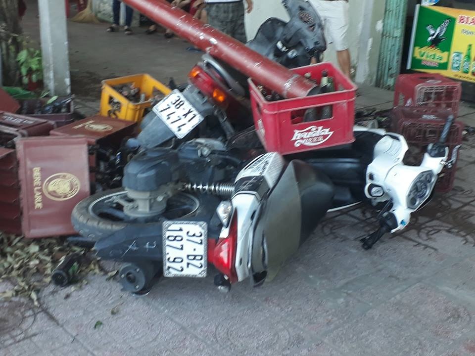 Tài xế nhầm chân ga, ô tô "trèo" lên nhiều xe máy - 3