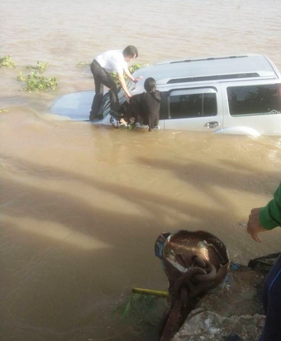 Ô tô tông chết nhân viên trên phà rồi lao xuống sông - 1
Sau khi chiếc xe lao xuống sông, đôi vợ chồng ở trong xe nhanh chóng thoát ra ngoài qua cửa kính.