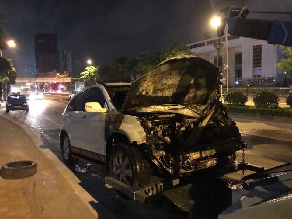 Hà Nội: CRV kéo lê xe máy, 2 xe cùng bốc cháy - 2 Ô tô bị cháy phần đầu.
