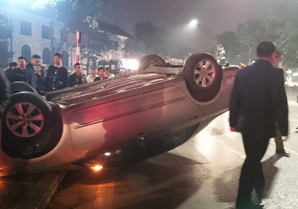 Hà Nội: Ô tô "chổng vó" trên đường, xe máy lao vào cột biển báo - 2 Ô tô chổng vó trên đường.